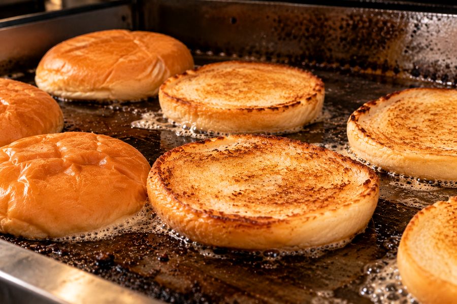 Panes tostándose en manteca sobre la plancha