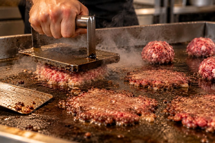 Aplastando la carne contra la plancha